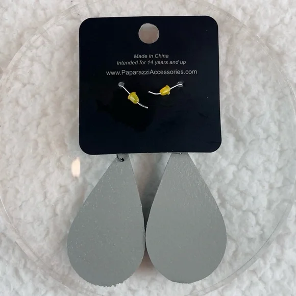 (NWT) PAPARAZZI • Grey/Silver Embossed Paisley Teardrop Earrings - Picture 7 of 9